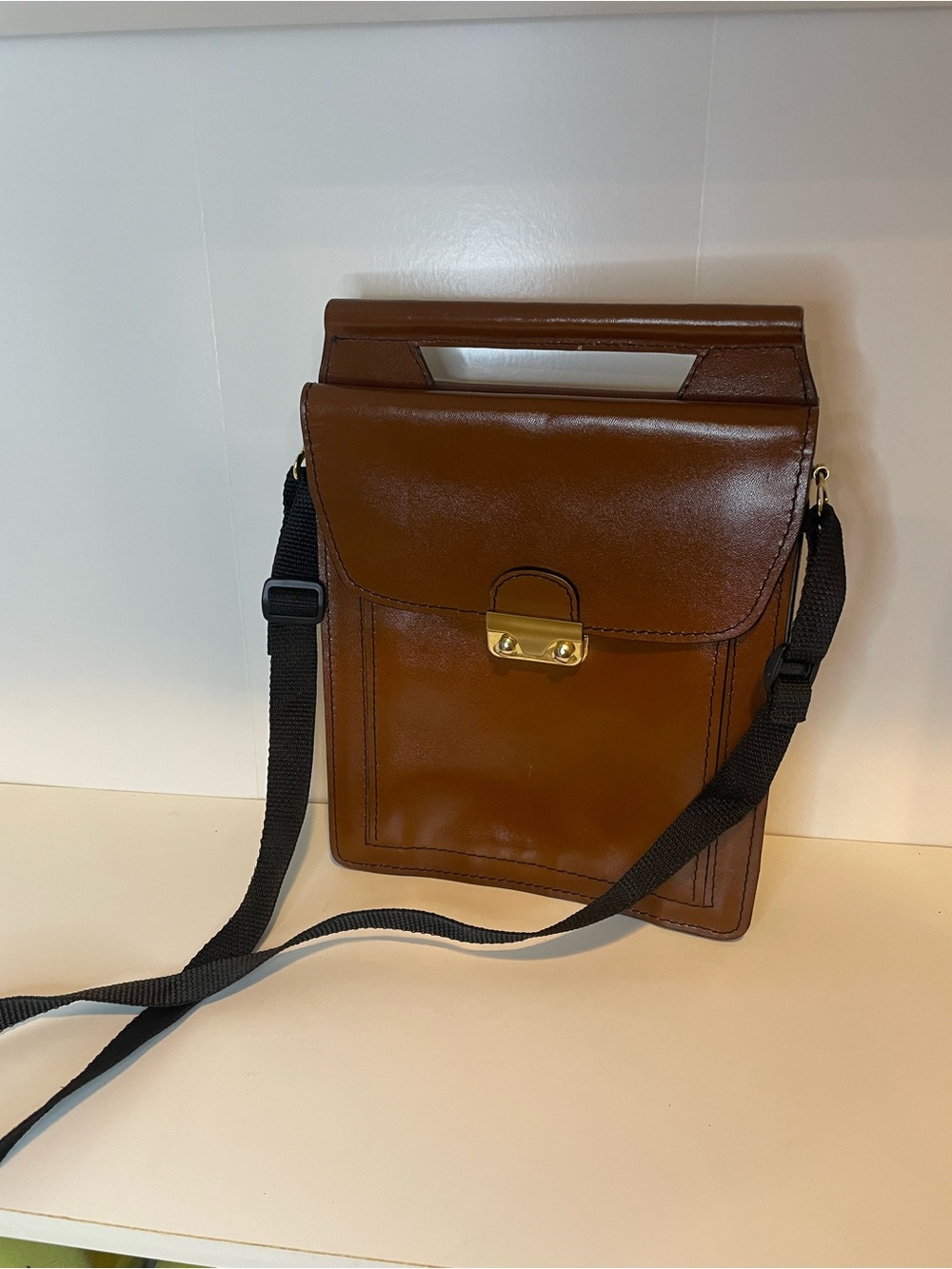 Vintage Structured Brown Message Bag with Gold-Tone Clasp, Unisex Crossbody